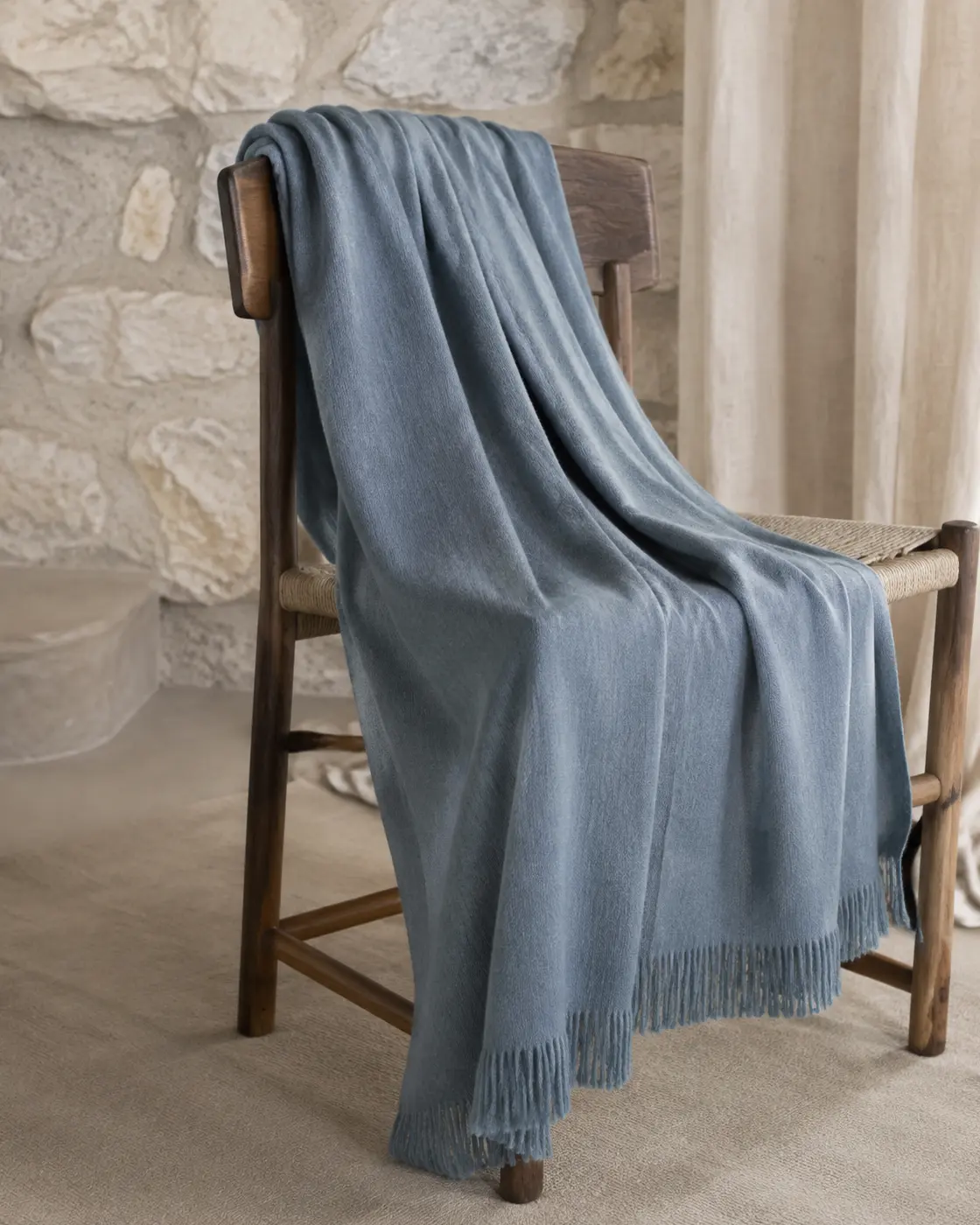 Bufanda azul niebla sobre una silla de madera