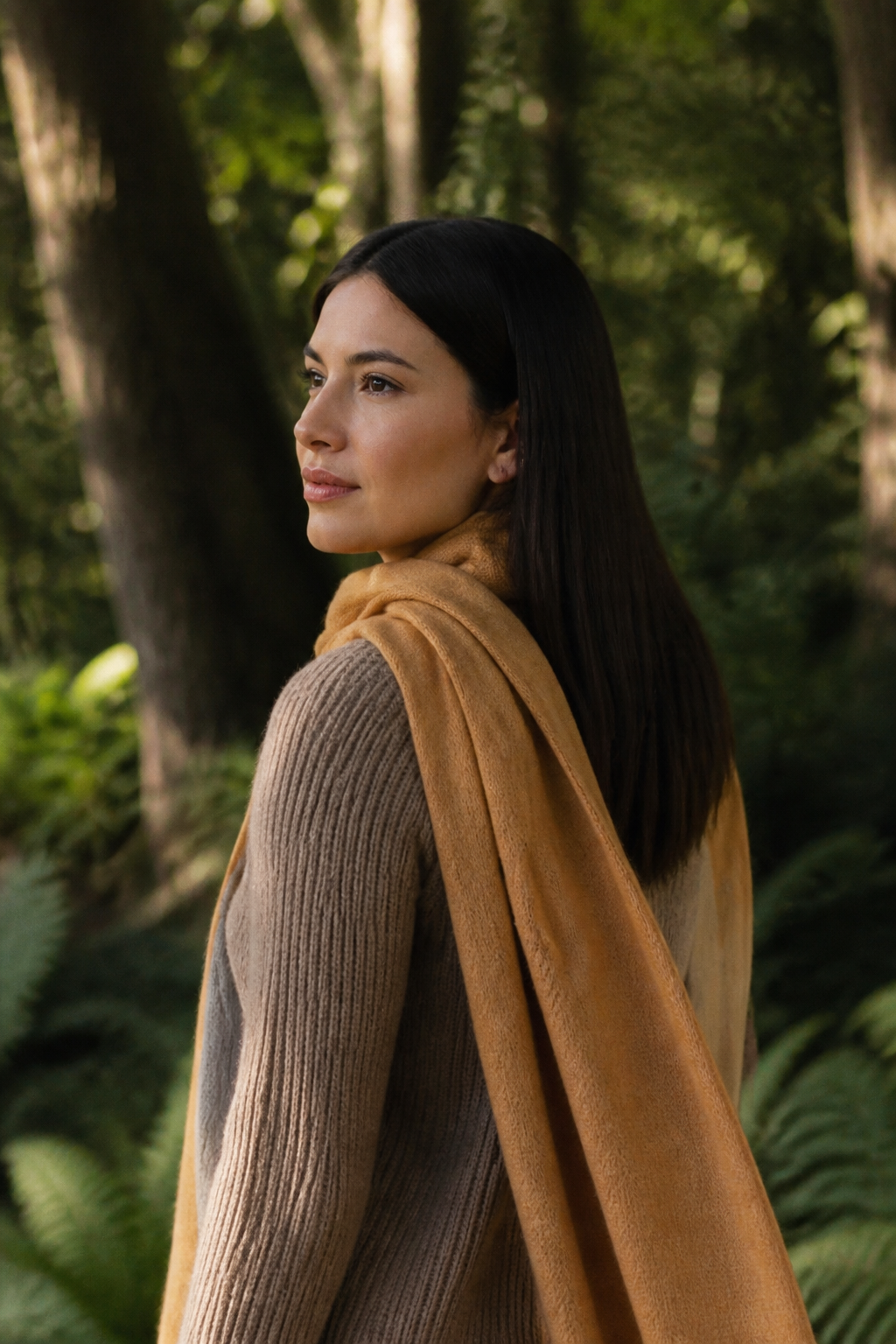 Estola Luz de Ocre en camel mostaza, sobre paisaje de bosque